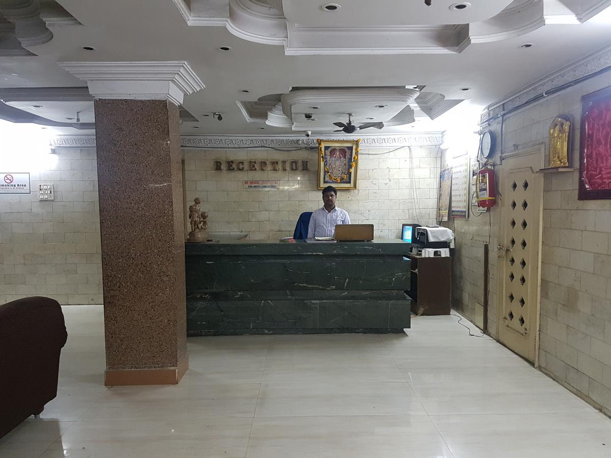 Hotel Surya Palace Kottagudem Exteriör bild